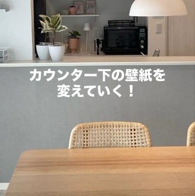 「大人可愛くなりましたね」建売住宅キッチンの〈カウンター下〉→貼るだけDIYで〈明るいテラゾー柄のアクセントクロス〉に大変身！反響続々