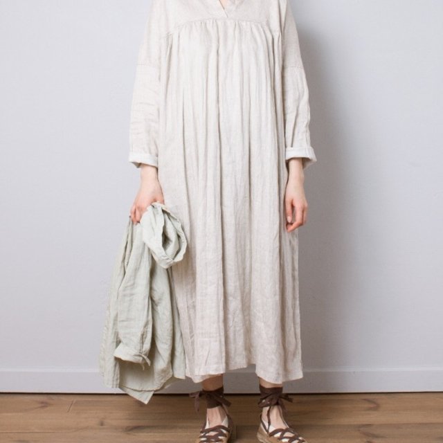 nest Robe - リネン強撚ラチネキーネックワンピース ¥25,920（税込）
