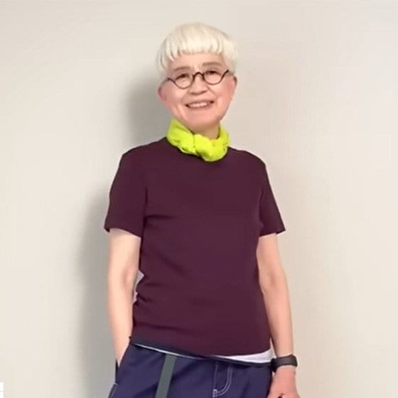 【70代マダム】がGU新作「クロップドパンツ」を着こなす！“大人のカラーコーデ”で素敵な仕上がりに「シニアな私も欲しい」の声