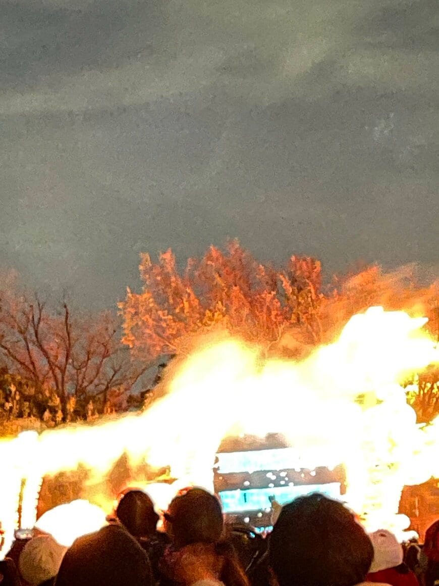 炎上しているように見えるパレード