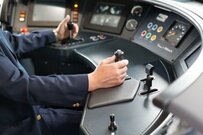 【最新】鉄道運転従事者の年収はいくら？平均年齢・勤続年数も【2023年更新版】