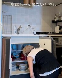 「これなら真似できそう！」食器が取り出しづらい〈キッチン下収納〉に→便利な〈可動式収納トレイ〉をDIY！「画期的！」と話題