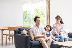 【世帯年収の平均】2024年は「575万2000円」で前年から7.3％増。でも中央値は「451万円」。平均を下回る世帯が61.5％、400万円未満も44.5％