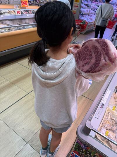 巨大な骨付き肉を選んだ娘さん