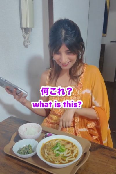 カレーうどんに驚くインド人女性