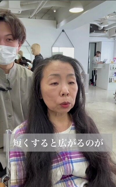 腰を超える長さの黒髪が、胸元まで流れる女性の来店時の様子（ビフォー）