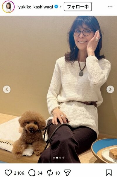柏木由紀子のInstagram投稿（ベンチでのくつろぎショット別カット1）