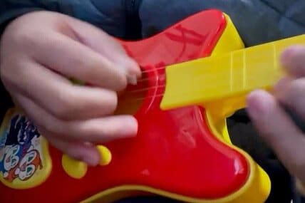 男性が「幼児用ギター」で流行曲を演奏したら　驚きの光景に「弘法は筆を選ばずすぎる」
