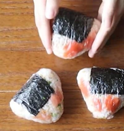 タッパーの上にまん丸と三角のおにぎりをどん！4人分の【おにぎりがメインのお弁当】がおいしそう