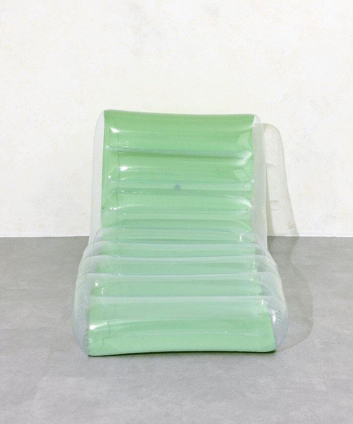 体にフィットするウェーブ型