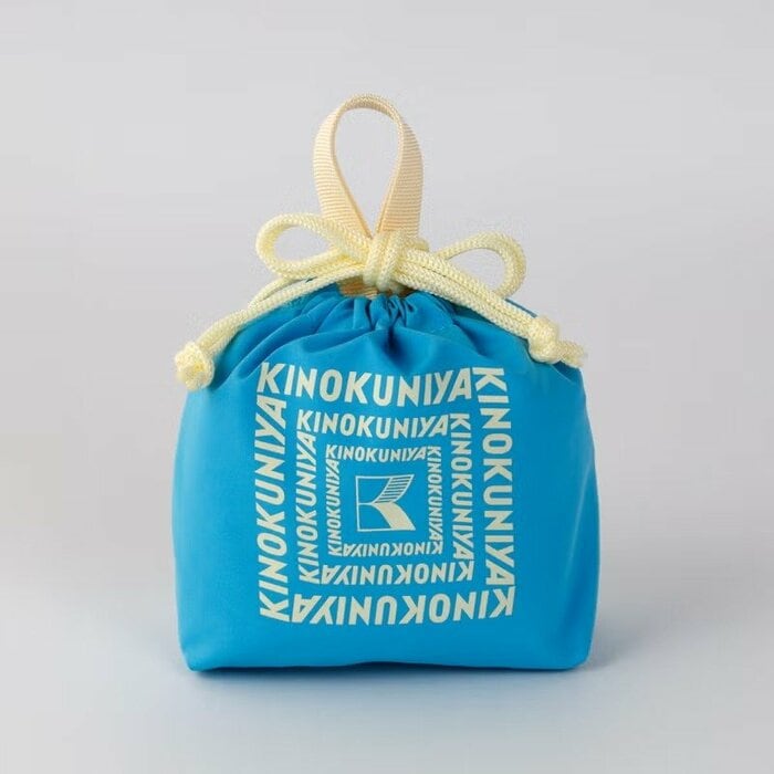 紀ノ国屋のロゴがデザインされた非常に可愛らしい巾着型のバッグ