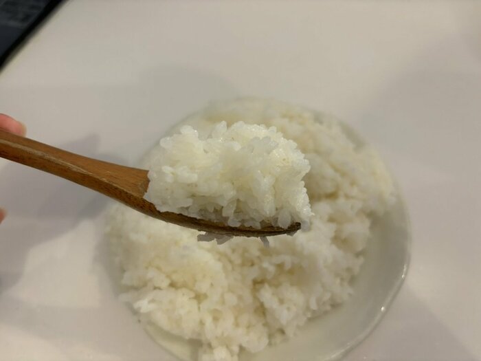 袋を開けて、ご飯が炊けているかを確認してみます