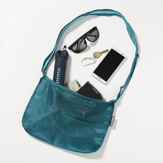 肩掛けバッグになるので、旅行中の貴重品や小物入れとして便利