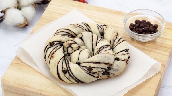 ローソンストア100の新商品：もっちもっちチョコパン（チョコチップ）