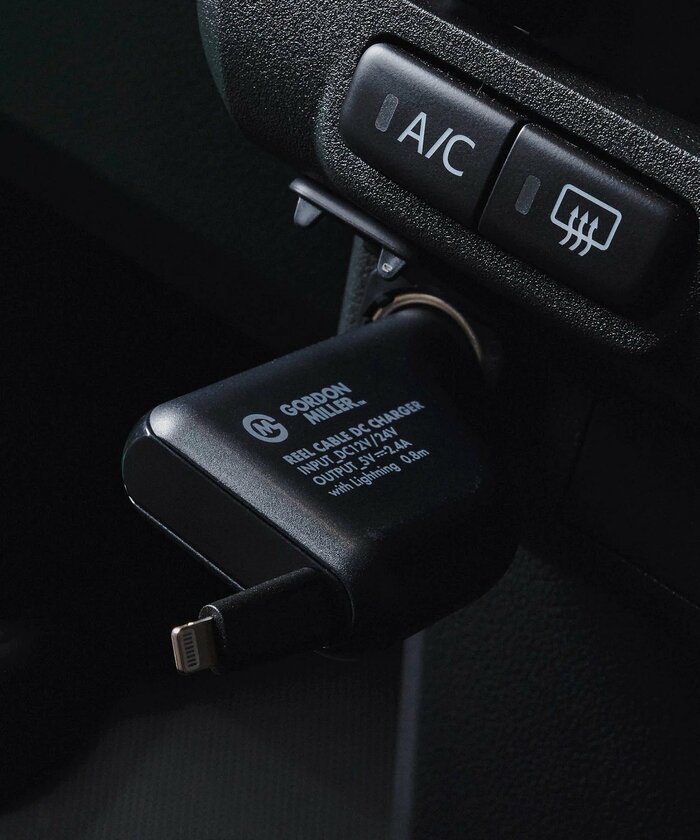 車内をスッキリとさせ、スマートフォンの充電もストレスなく行えます