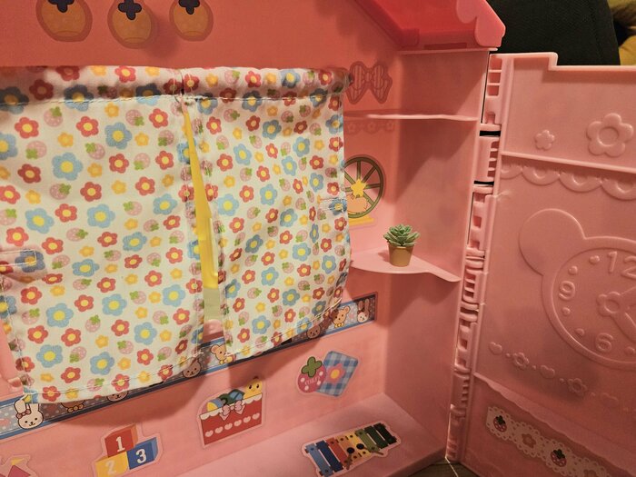 次に、子供のおもちゃハウスへ飾ってみました