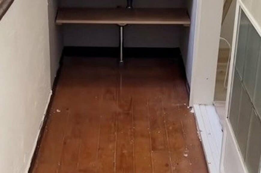 【築32年空き家DIY】年季の入った洗面所の床が一変→「ヘリンボーン調」で明るくおしゃれな空間に