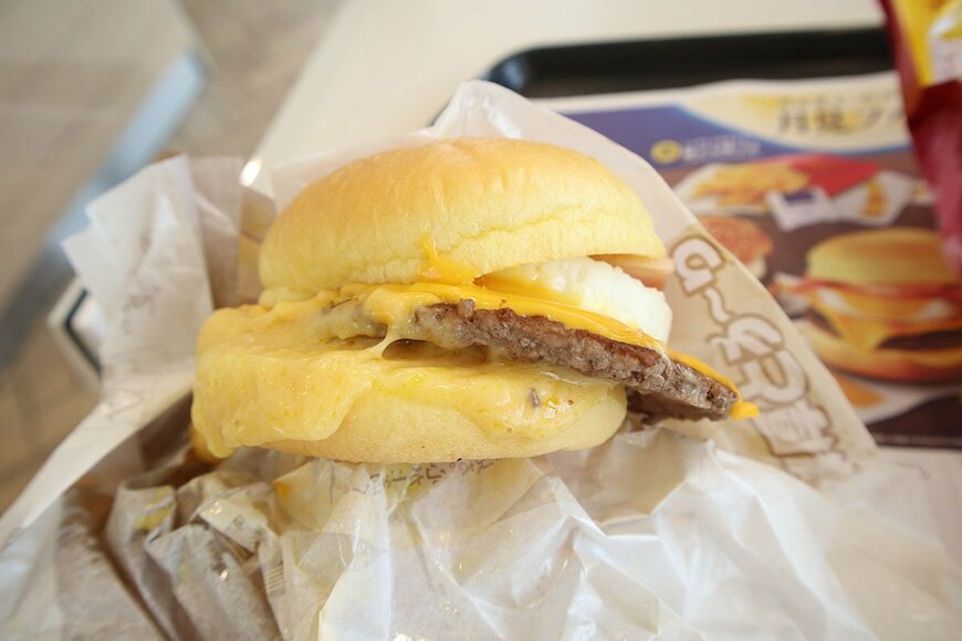 包み紙ごときでは形状を維持できない『濃厚とろ～り月見』（きれいに撮影できずすいません…）