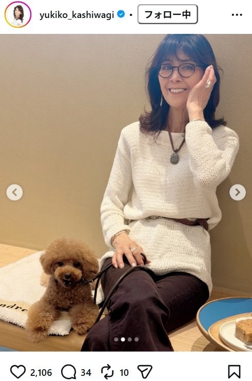 柏木由紀子のInstagram投稿（ベンチでのくつろぎショット別カット1）