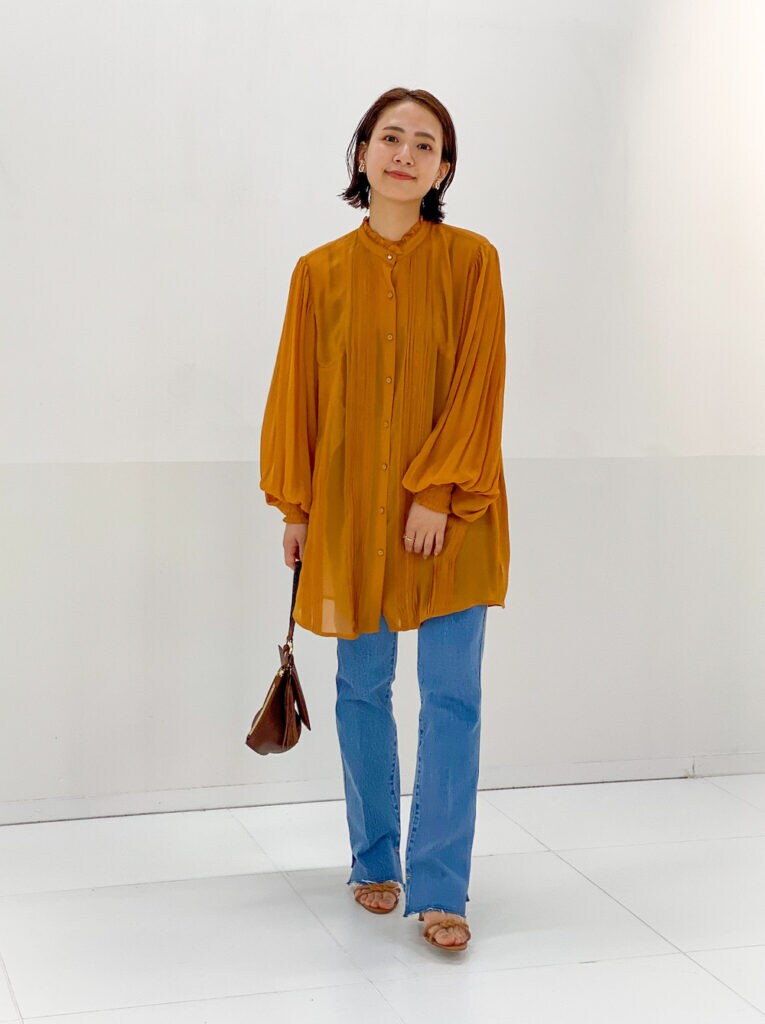 （5 1/2 BEAUTY-LINE スリットデニム ¥15,400 / シアーブラウス ¥17,600 / Spick & Span）