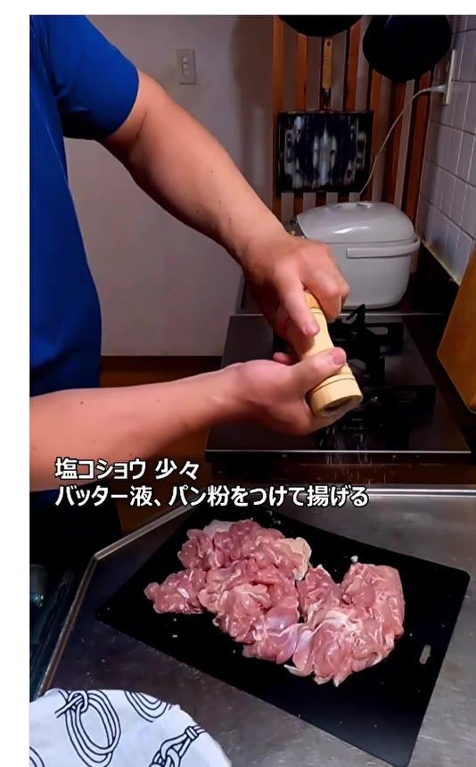 【父ちゃん弁当】鶏もも肉のチキンカツ、わかめご飯、甘辛ピーマン。彩り豊かな一段弁当の中身