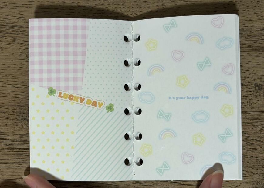 筆者撮影（セリア、B7サイズ対応シール帳 24ページ 12.3cm×8cm）