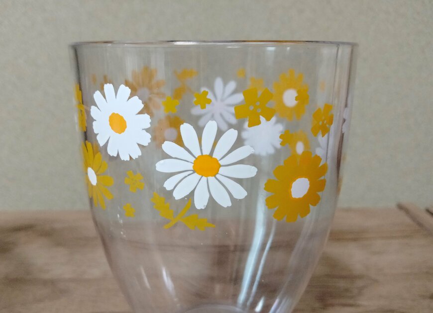 筆者撮影（セリア、足つきクリアカップ 1P レトロフラワー）