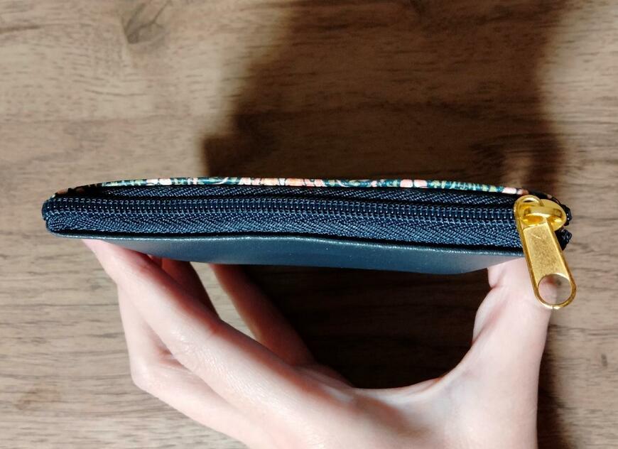 筆者撮影（セリア、スクエア フラットポーチ ウィリアム・モリスデザイン）