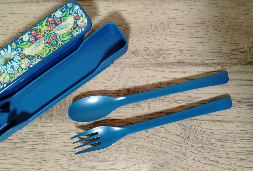 筆者撮影（セリア、スプーン＆フォークセット ウィリアムモリス柄）