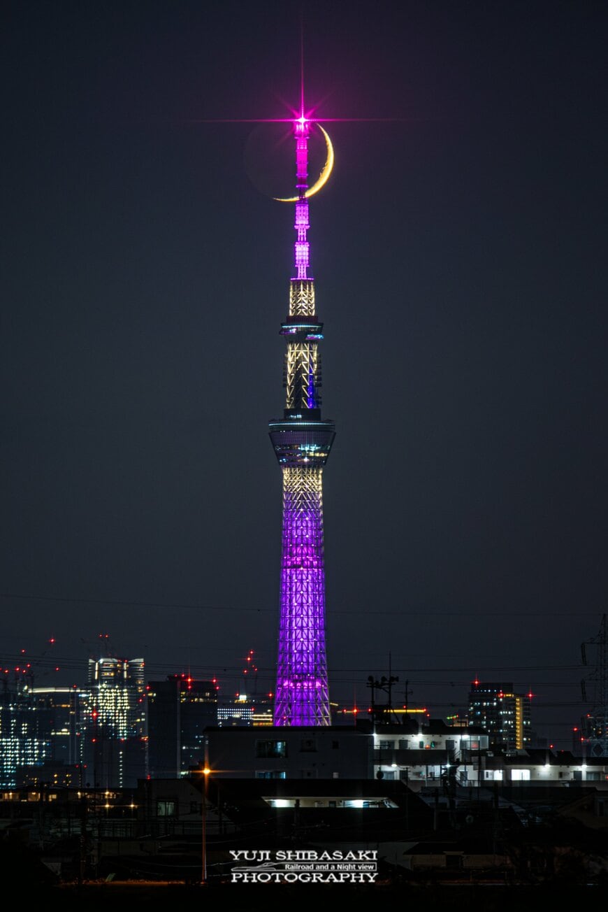 ピンクや紫にライトアップされた東京スカイツリー