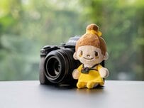 「ニコンちゃん」がぬいぐるみチャームに！15年以上愛される公式キャラクターの数量限定グッズに反響「ぬい活がはかどりそう」「バッグに付けて撮影に行きたい！」