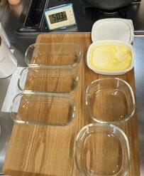 30分寝坊した働く主婦が作る、6人分の弁当は……豪華！「グラタン＆スパゲッティ弁当」仕切りに〈卵焼き〉が活躍!? 