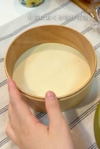 「秋満載で素敵」〈きのこの炊き込みご飯〉や〈さつまいも〉が入った【秋色弁当】が話題