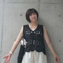 【60歳還暦マダム】フェリシモの“ノースリーブベスト×ハーフパンツ”が軽やか！　上品で大人可愛い「モノトーンコーデ」が素敵