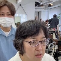 「手に負えない」くせ毛の女性が来店！緊張の中ショートにした結果…「すごい感動」と自信も取り戻す