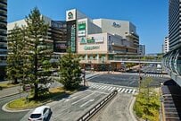 兵庫県で目撃された隣り合う「バーガーチェーン2社の看板」　思わず二度見しそうな内容に6万いいね