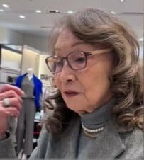 【91歳おばあちゃま】の洗練された上品な「ジャケットコーデ」がおしゃれすぎると話題！「真似は到底できません！」