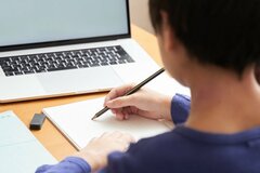 小学校の英語・プログラミング教育は格差を招く？ 教育改革への不安