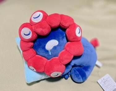 いつもと違うミャクミャクの姿を思わず二度見 レアなぬいぐるみに