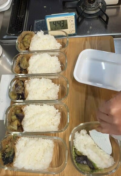 お弁当箱にご飯とメインの「レンチン茄子」を詰めます