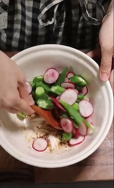 オクラとラディッシュのごま和え