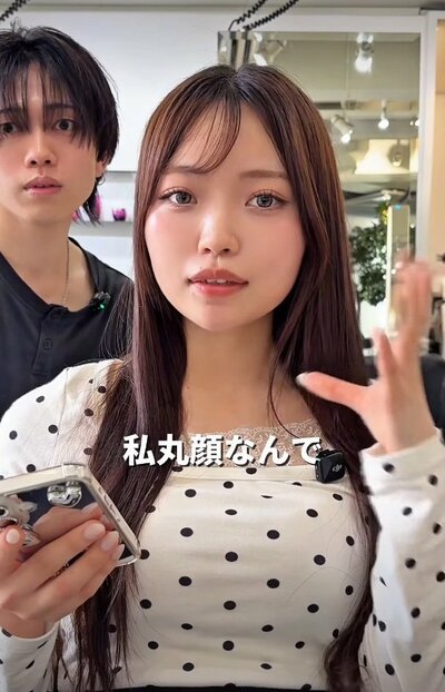 丸顔が悩みと話す女性