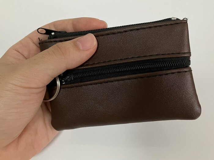 財布の上部と裏面に、1つずつファスナーがついています