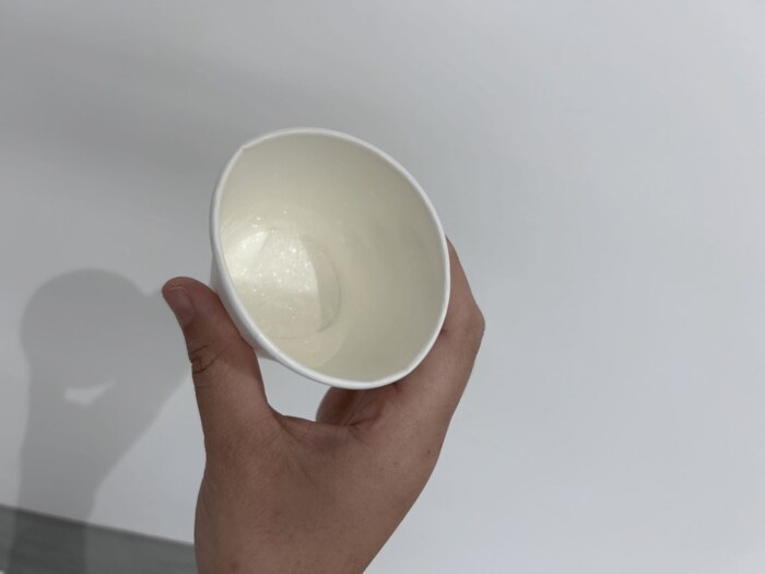 オーロラ色のキラキラパウダーをまぜた様子