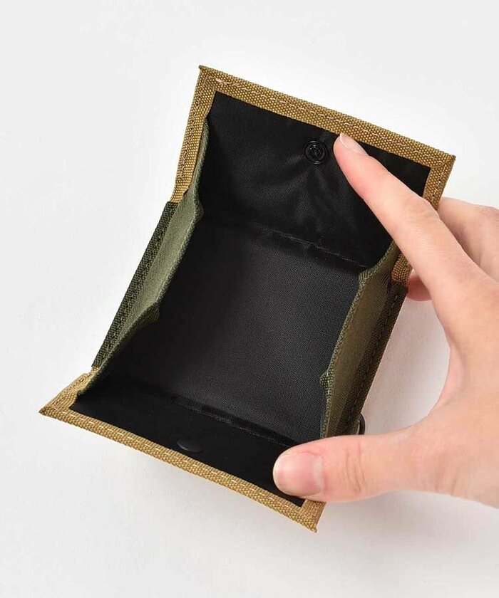 まるでトレーのようにガバっと大きく開く「トレイ型」構造