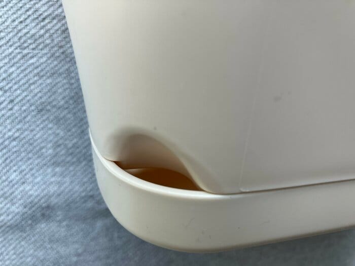 本体の底に一カ所穴があり、水溜量をチェックできる!