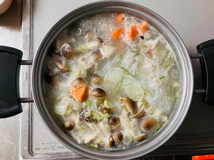 材料とダシを入れただけで、もうすでにアクが少し出てきています