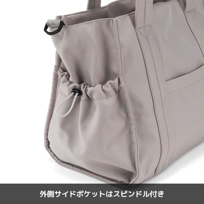 外側サイドポケットはスピンドル付きで、500mlペットボトルや折り畳み傘などの収納にぴったり