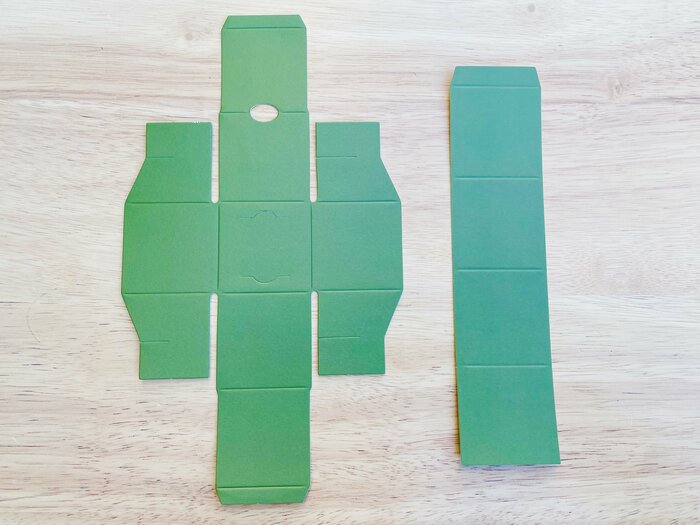 左がボックスパーツ、右がボックスを入れる箱になるスリーブパーツです