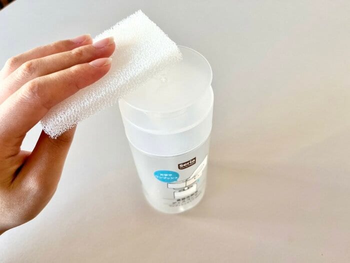 ボトルを持ち上げることなくスポンジに洗剤をつけられる